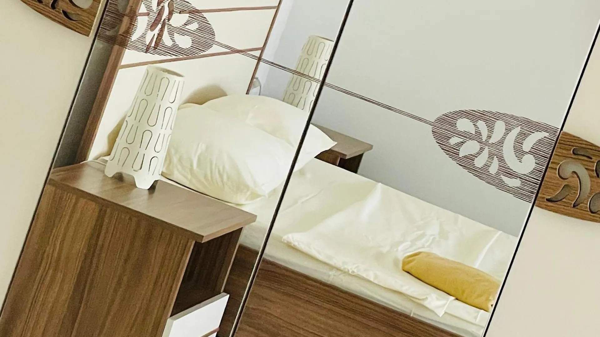 Airplane Plaza Apartment Otopeni